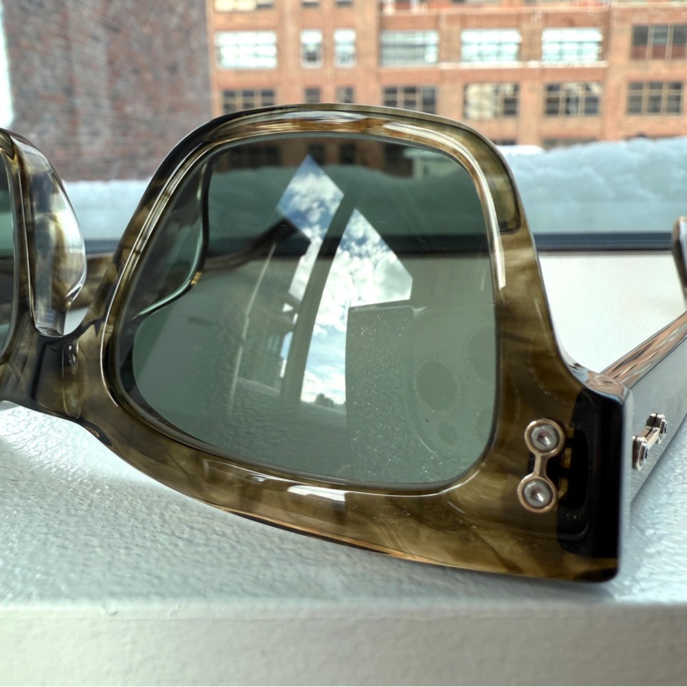AKONI ‘Columba 50’ Sunglasses in Green Swirl - Picture 5 of 12